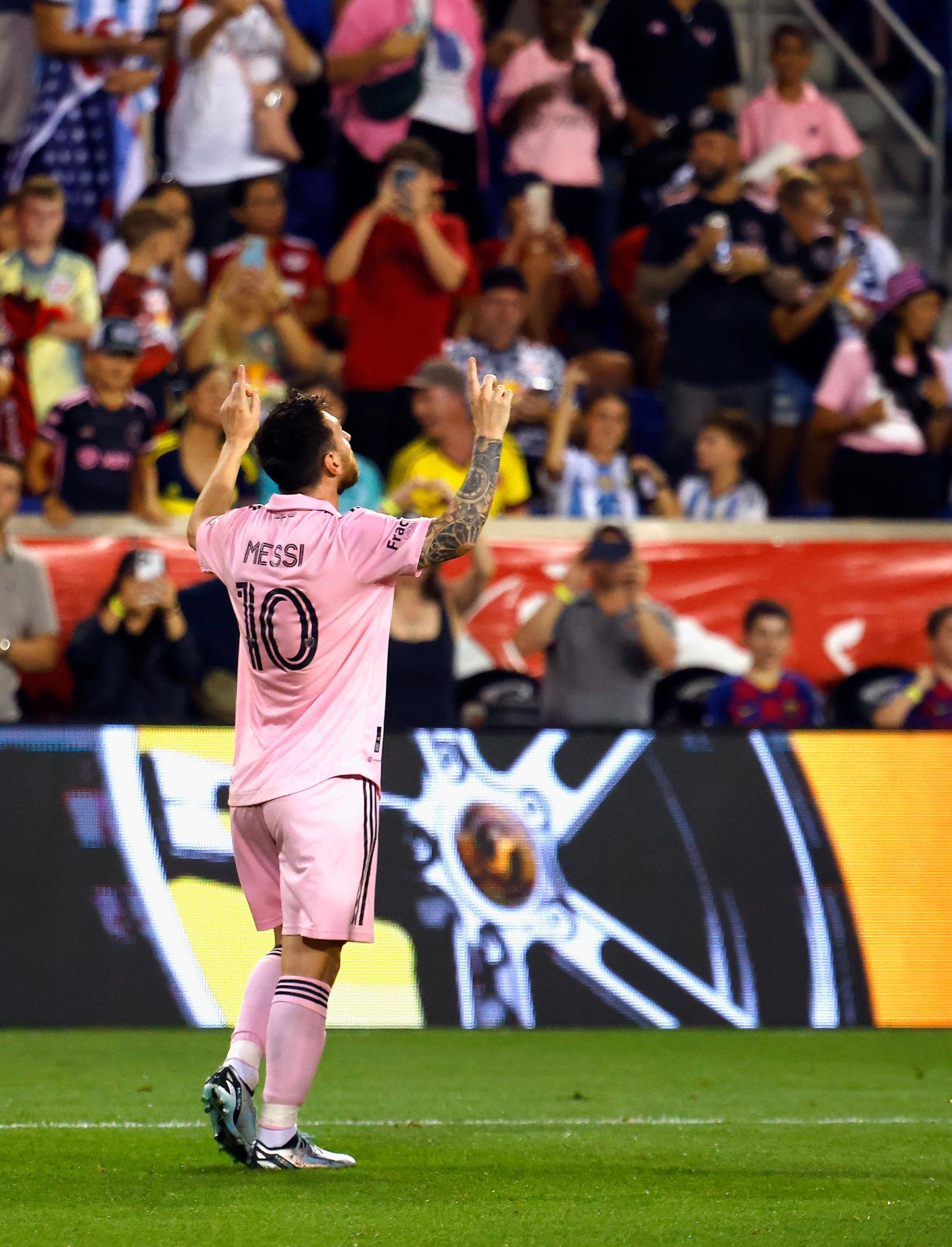 Picture of Messi playing soccer