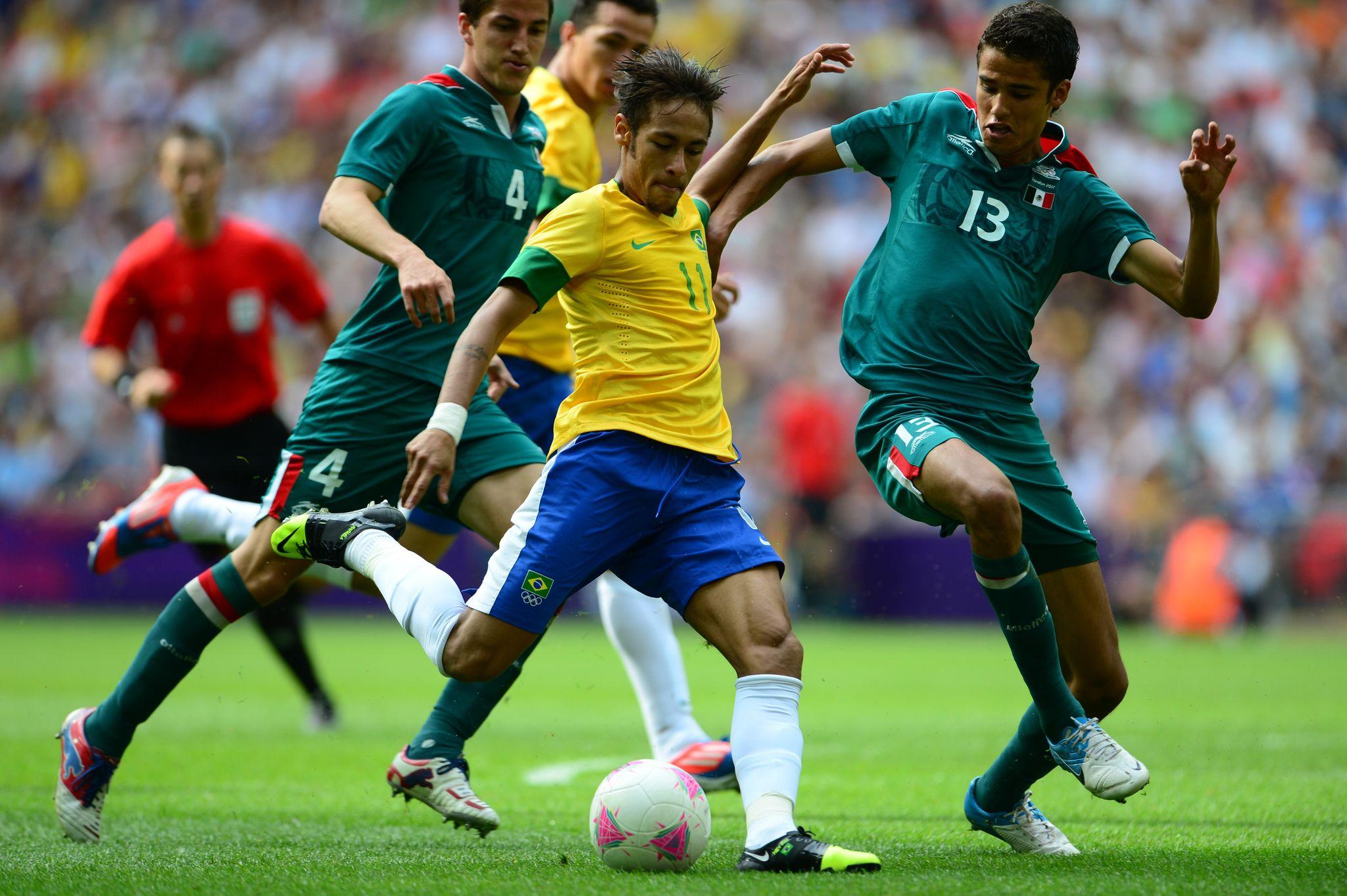 Neymar Jr playing soccer